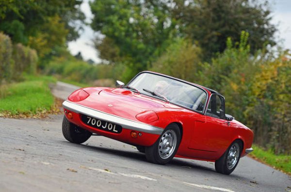 Поне в рамките на дизайна на шосейния автомобил, няма по-голям израз на гения на Колин Чапман от неговия оригинален Elan. Красив, мъничък, ултралек и бърз. Преподава уроци по пътно поведение и днес!
